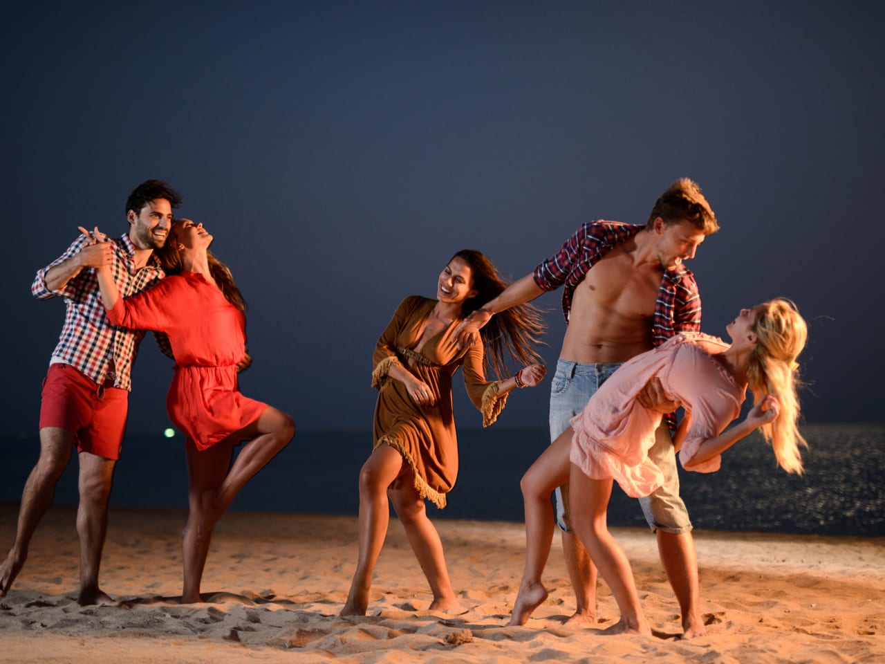 Strandparty bei Nacht ©BraunS/E+ via Getty Images