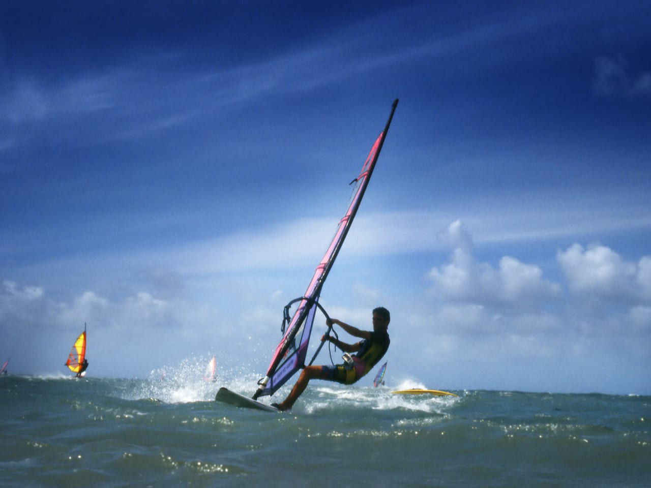 Surfer im freien Meer © iStock.com/bkindler