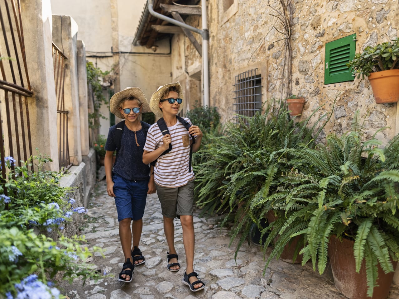 Teenager spazieren durch die engen Gassen der Stadt Valldemosa © iStock.com/Imgorthand