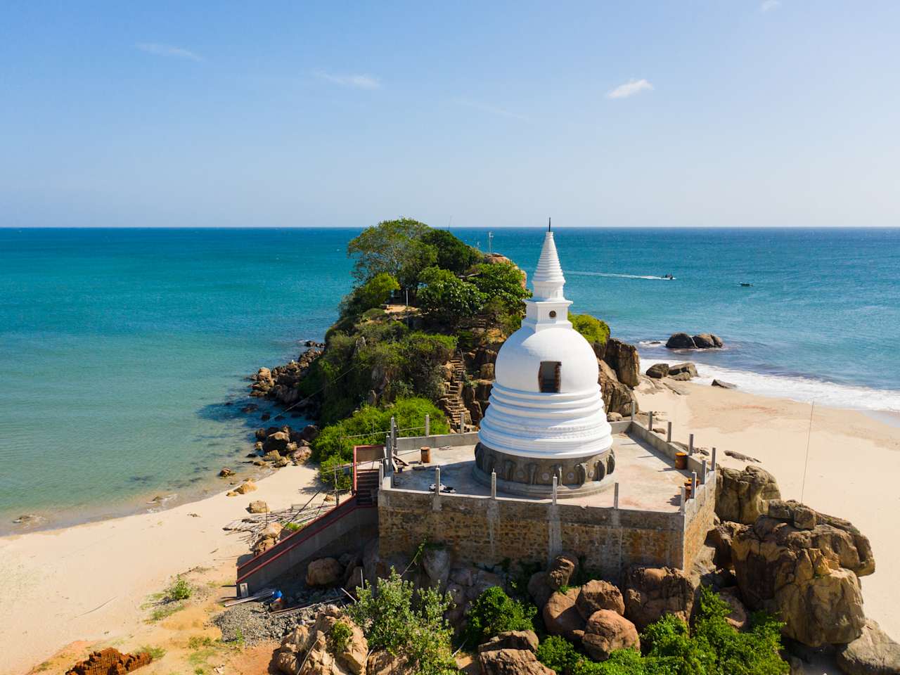Tempel und Strand, Sri Lanka © Alexpunker/iStock / Getty Images Plus via Getty Images