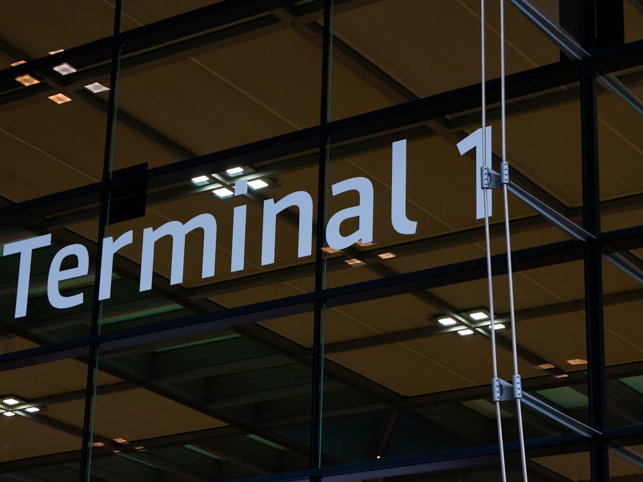 Terminal 1 Schild, Flughafen Berlin, Deutschland © stock.adobe.com - Mummert-und-Ibold