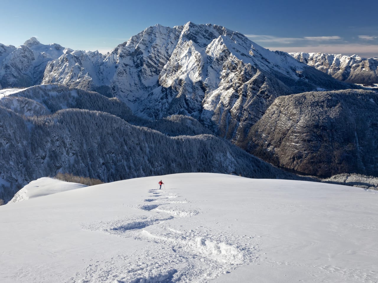 Tiefschneefahren am Watzmann im Nationalpark Berchtesgaden ©iStock.com/DieterMeyrl