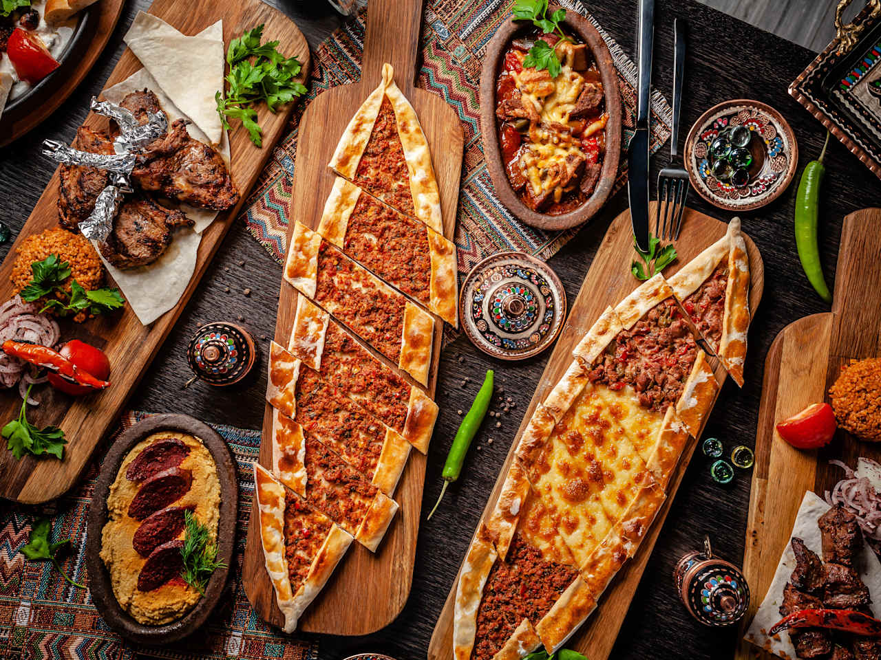 Türkisches Gericht mit Pide, Sucuk, Hummus © zukamilov - stock.adobe.com