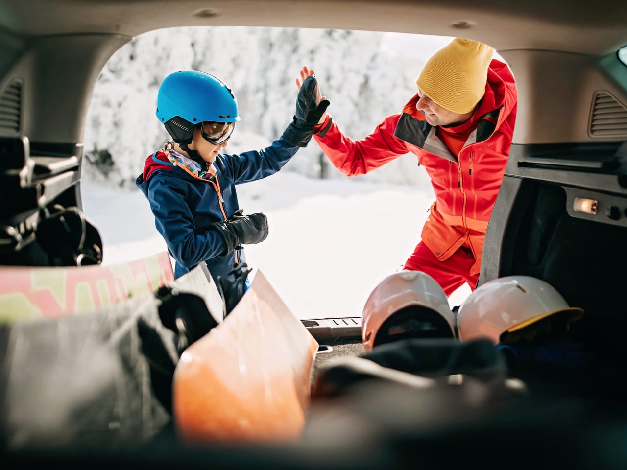 Vater und Sohn packen Auto für Winterurlaub © eclipse_images/E+ via Getty Images