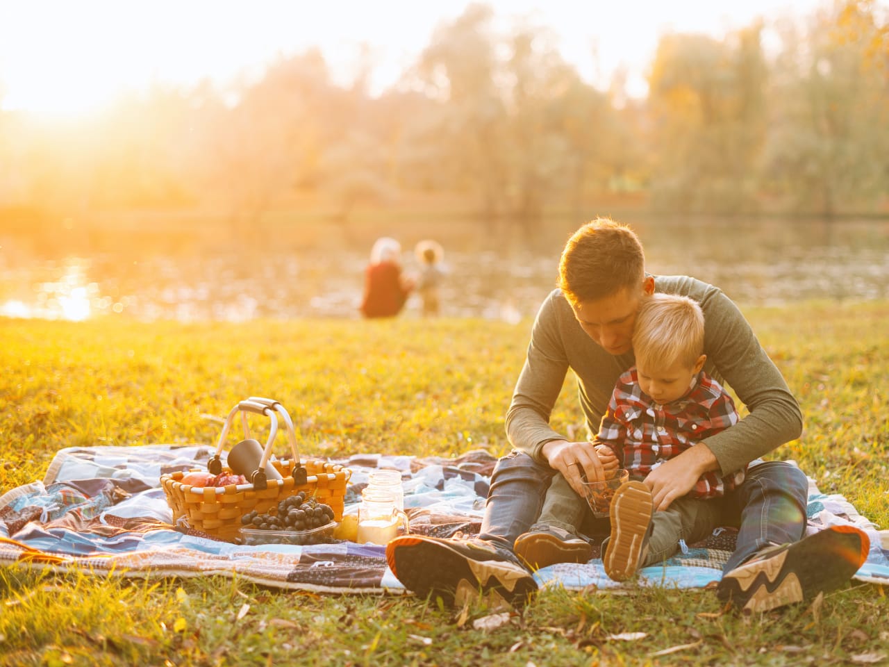 Vater und Sohn picknicken am See © Vulp - stock.adobe.com
