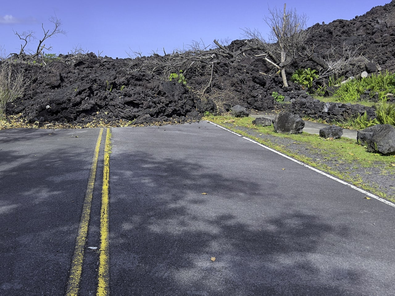 Versperrte Straße durch Vulkanausbruch, Hawaii © fitopardo/Moment via Getty Images