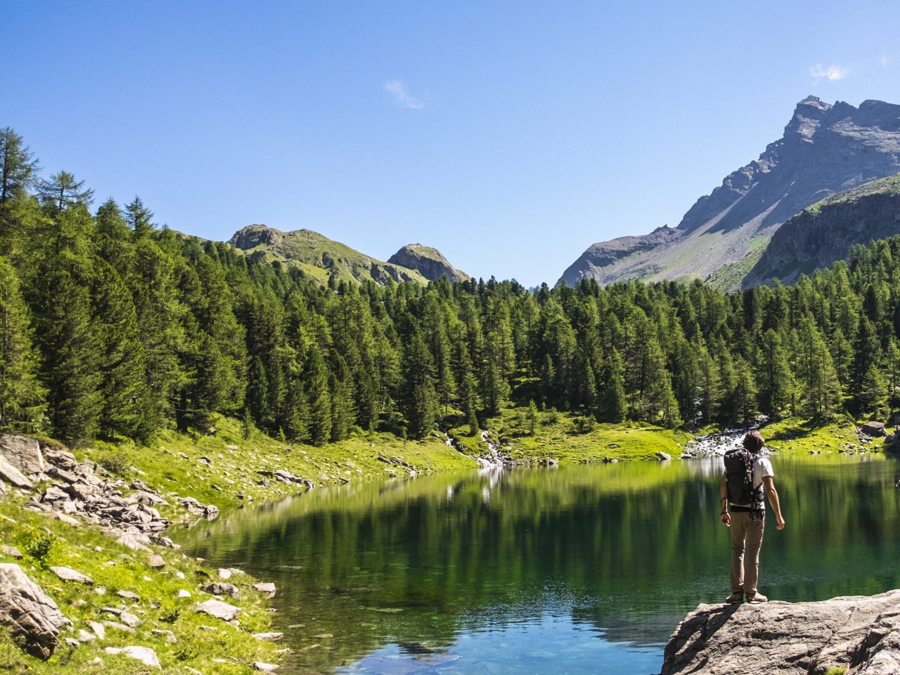Wanderer und Bergsee im Hintergrund© deimagine/E+ via Getty Images