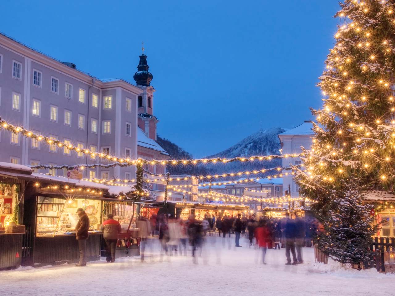 Weihnachtsmarkt in Salzburg, Österreich ©DaveLongMedia/E+ via Getty Images