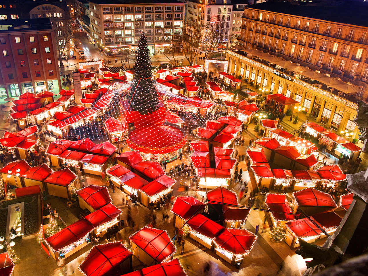 Weihnachtsmarkt kölner Dom © Thomas Schmidt/iStock / Getty Images Plus via Getty Images