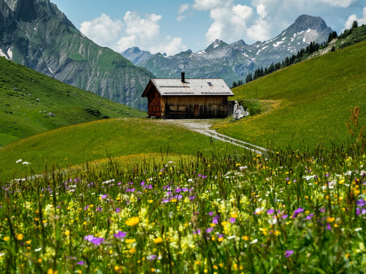 Almhütte zwischen Bergen in Vorarlberg, Österreich