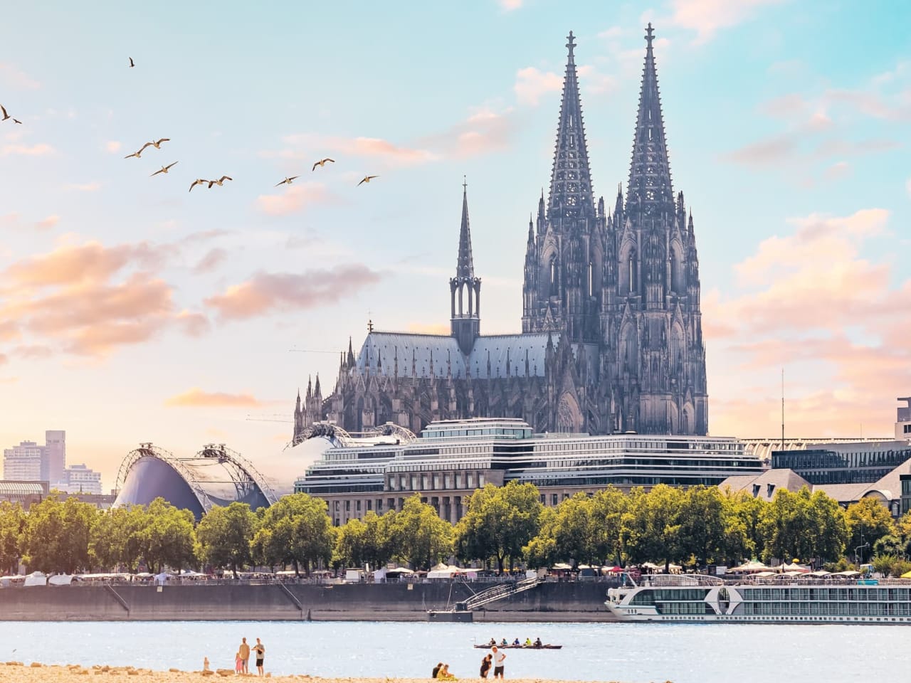 Aussicht auf den Kölner Dom und den Rheinstrand.