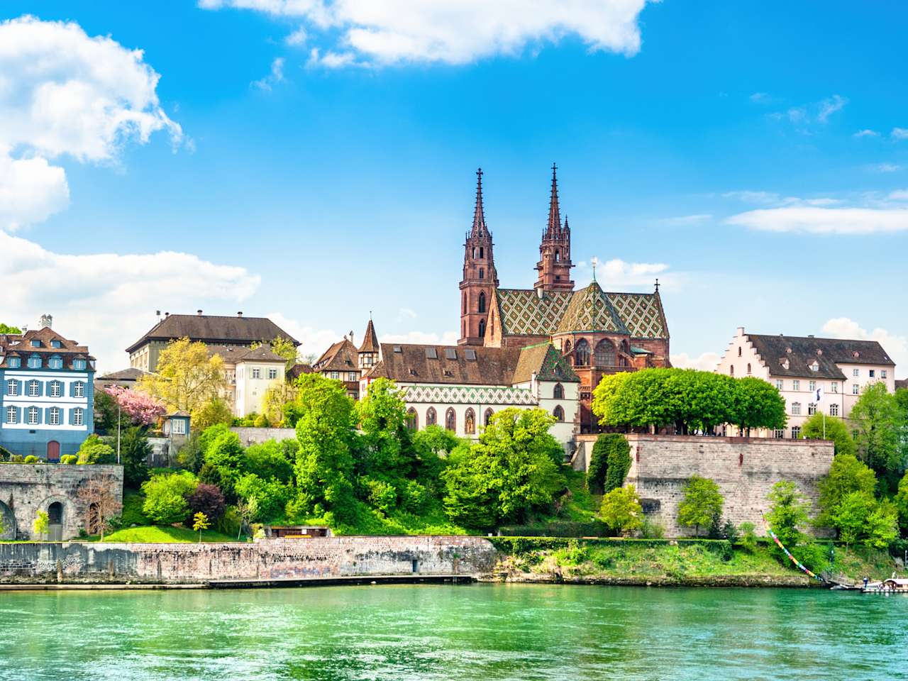 Blick auf eine Kirche an einem Fluss