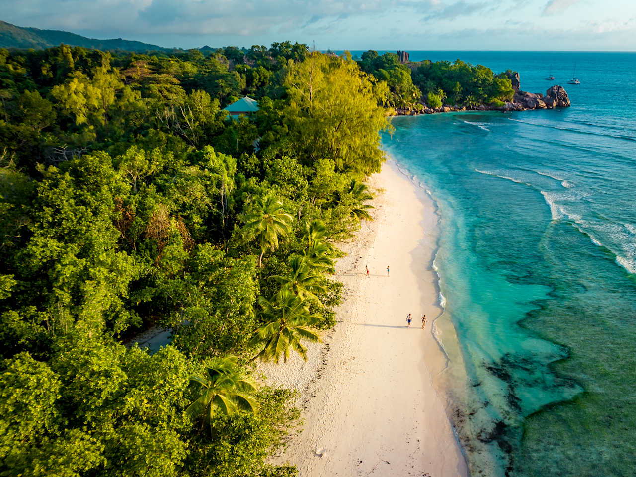 Blick auf einen traumhaften Sandstrand auf La Digue, Seychellen.