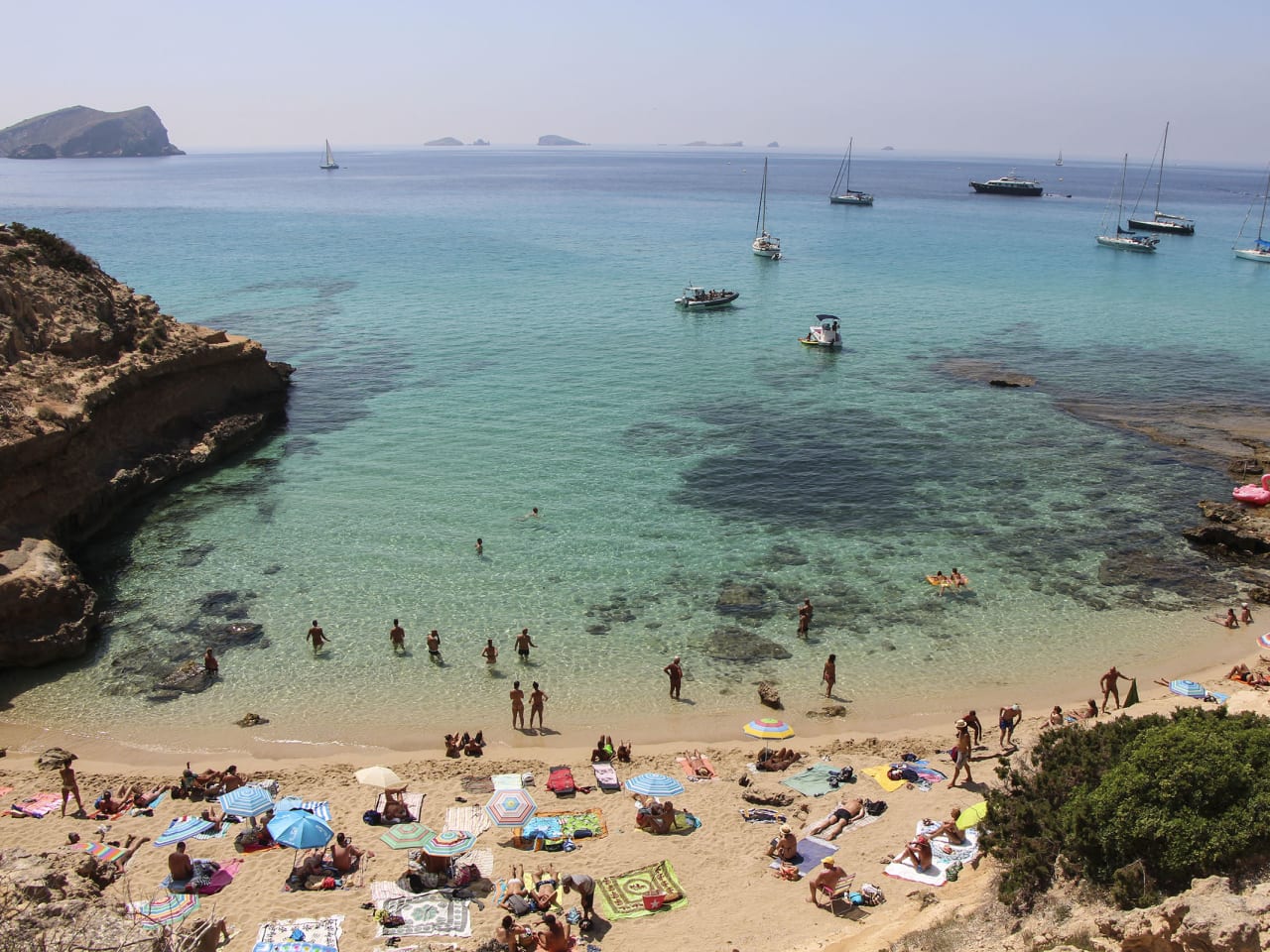 Auf Ibiza gibt es viele romantische Buchten wie die Cala de Comte. © Thomas Zwicker