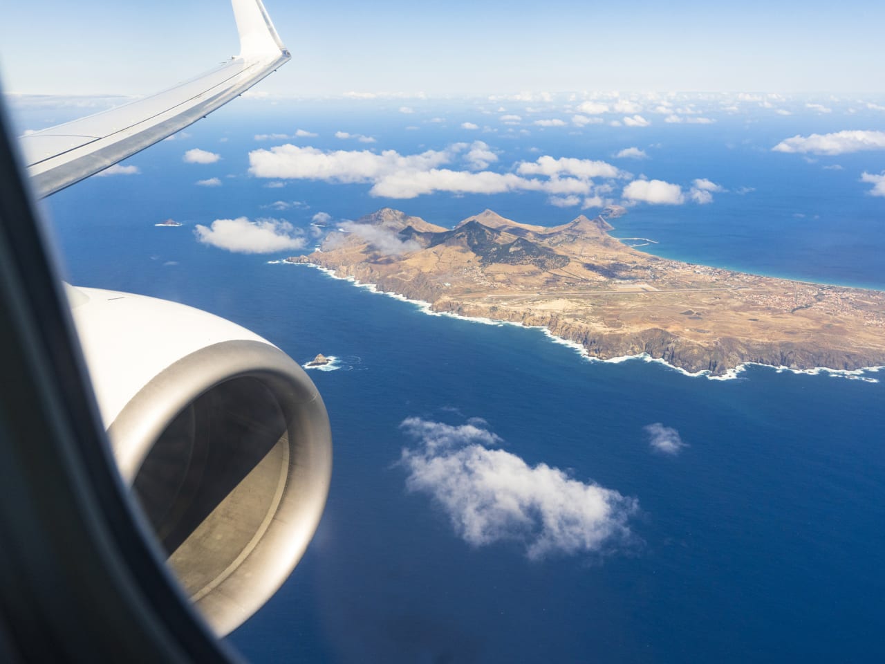 Blick auf die Insel Porto Santo durch das Flugzeugfenster. © Roberto Moiola / Sysaworld/Moment via Getty Images