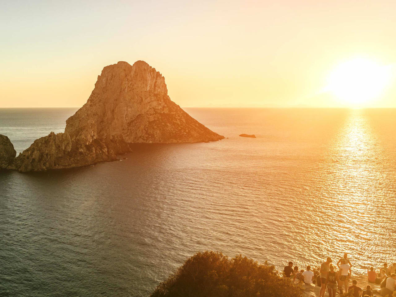 Blick auf Es Vedra beim Sonnenuntergang auf Ibiza.