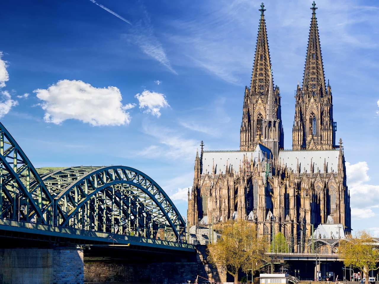 Blick auf den Kölner Dom und die Bahnbrücke in Köln, Deutschland.