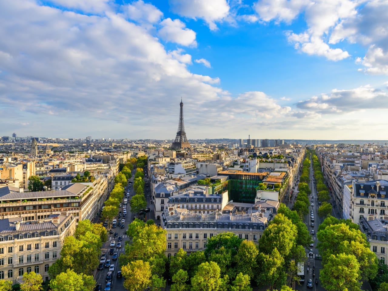 Blick über Paris mit dem Eiffelturm.