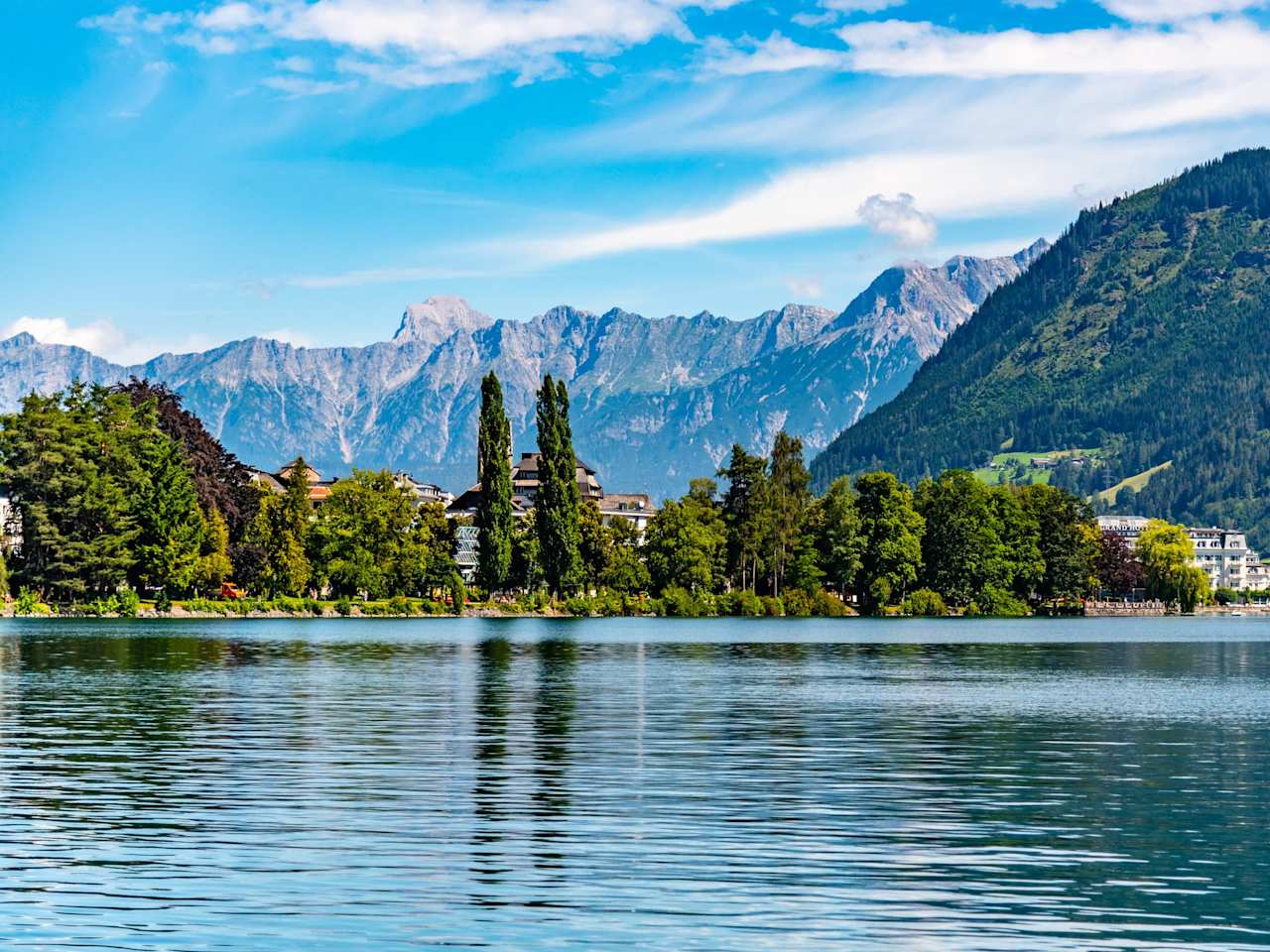 Blick über den See auf die Alpen am Zellersee, Österreich.