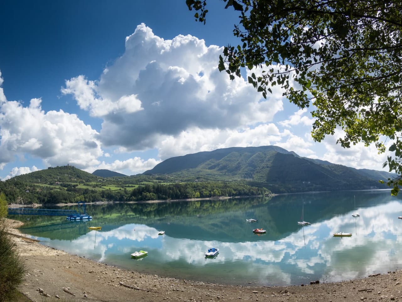 Ein See mit Tretbooten auf dem Wasser.