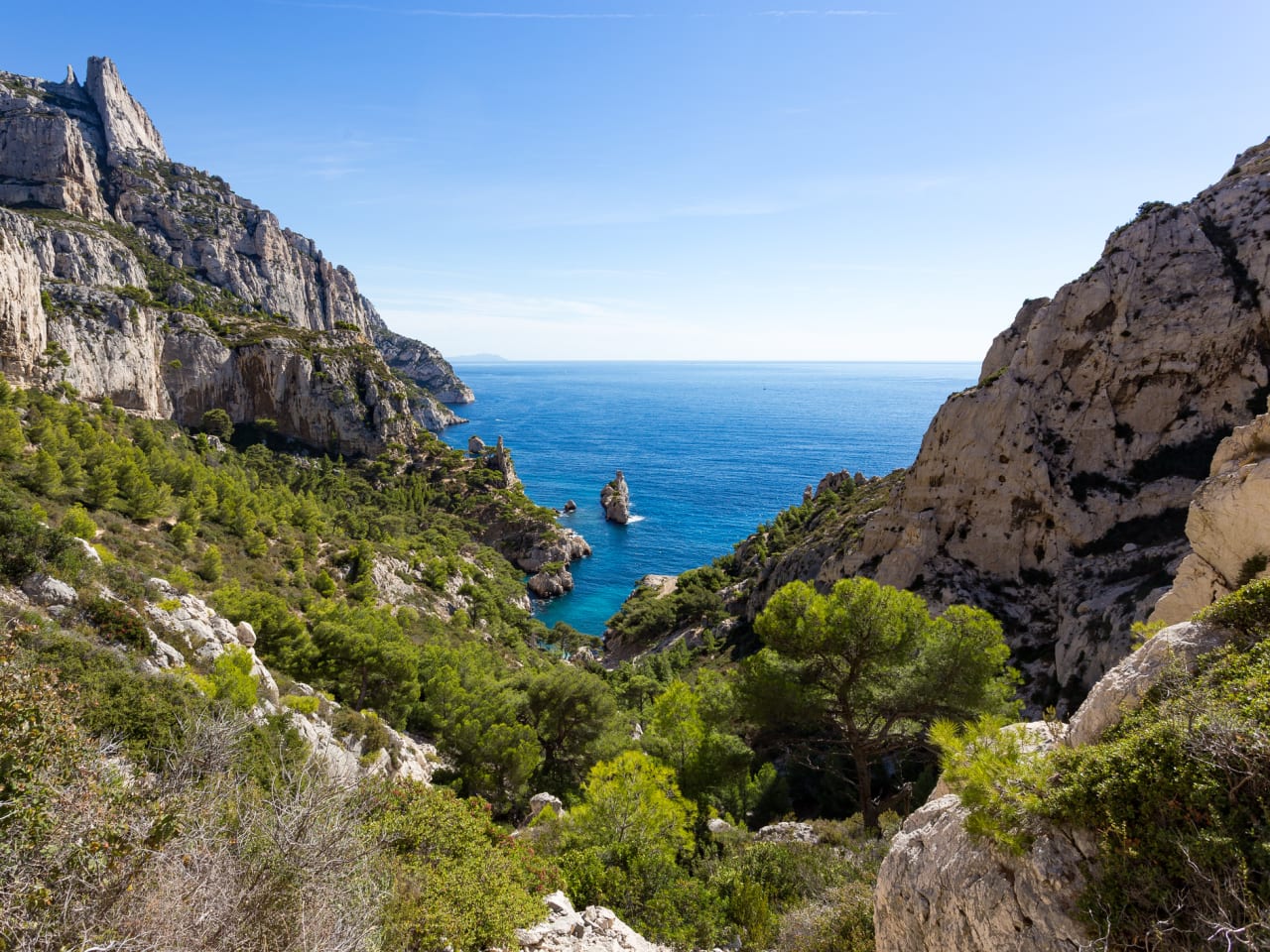 Blick zwischen Felsen auf das Meer, Nationalpark Calanque, Frankreich.
