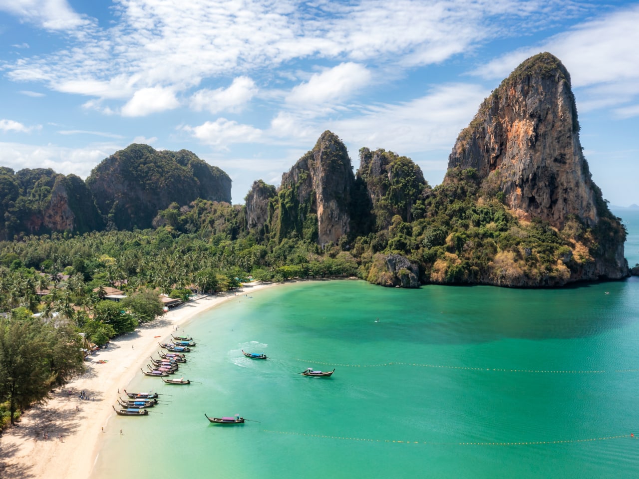 Boote an einem Strand in Thailand. © Prasit photo/Moment via Getty Images