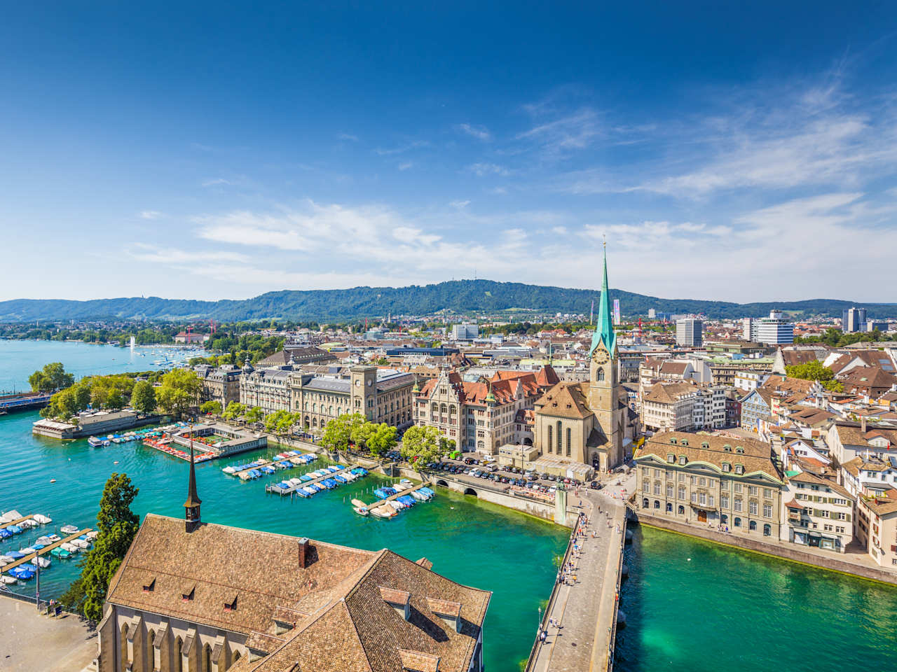 Bootsstege am Fluss Limmat und das Stadtbild von Zürich, Schweiz im Hintergrund.