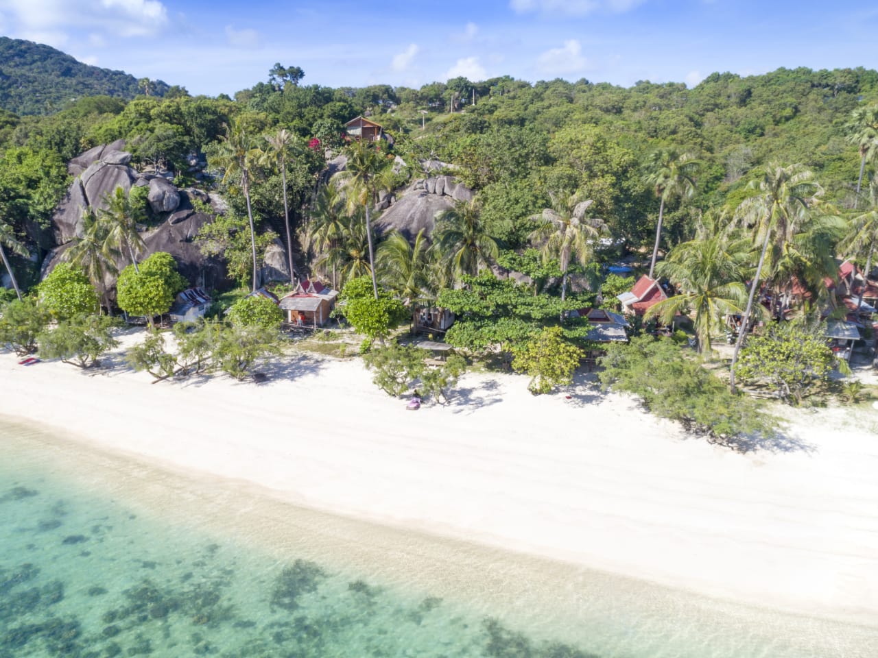 Bungalows an einem Strand auf Koh Phangan, Thailand. © 4FR/E+ via Getty Images