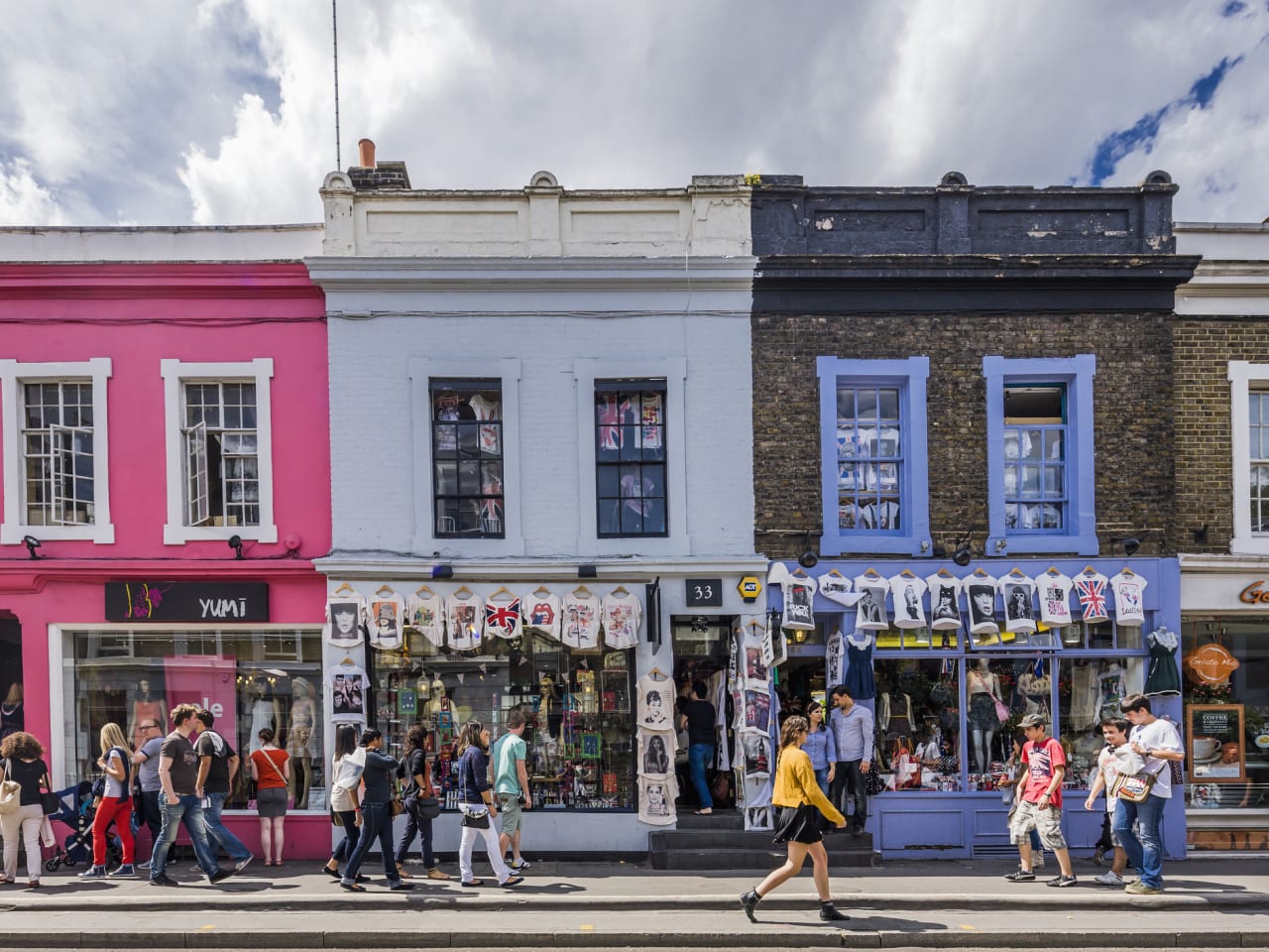 Bunte Bekleidungsgeschäfte in der Pembridge Road, London.