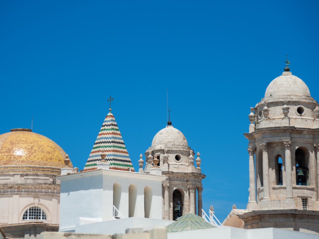 Die Dächer der Kirchen von Cádiz © Ewald Fröch - stock.adobe.com