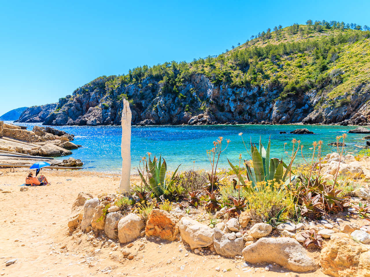 Ein leerer Strand mit türkisem Wasser