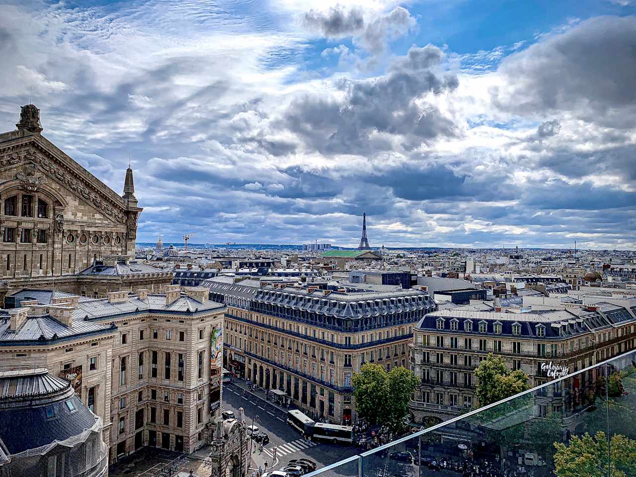 Dächer der Gebäude von Paris.