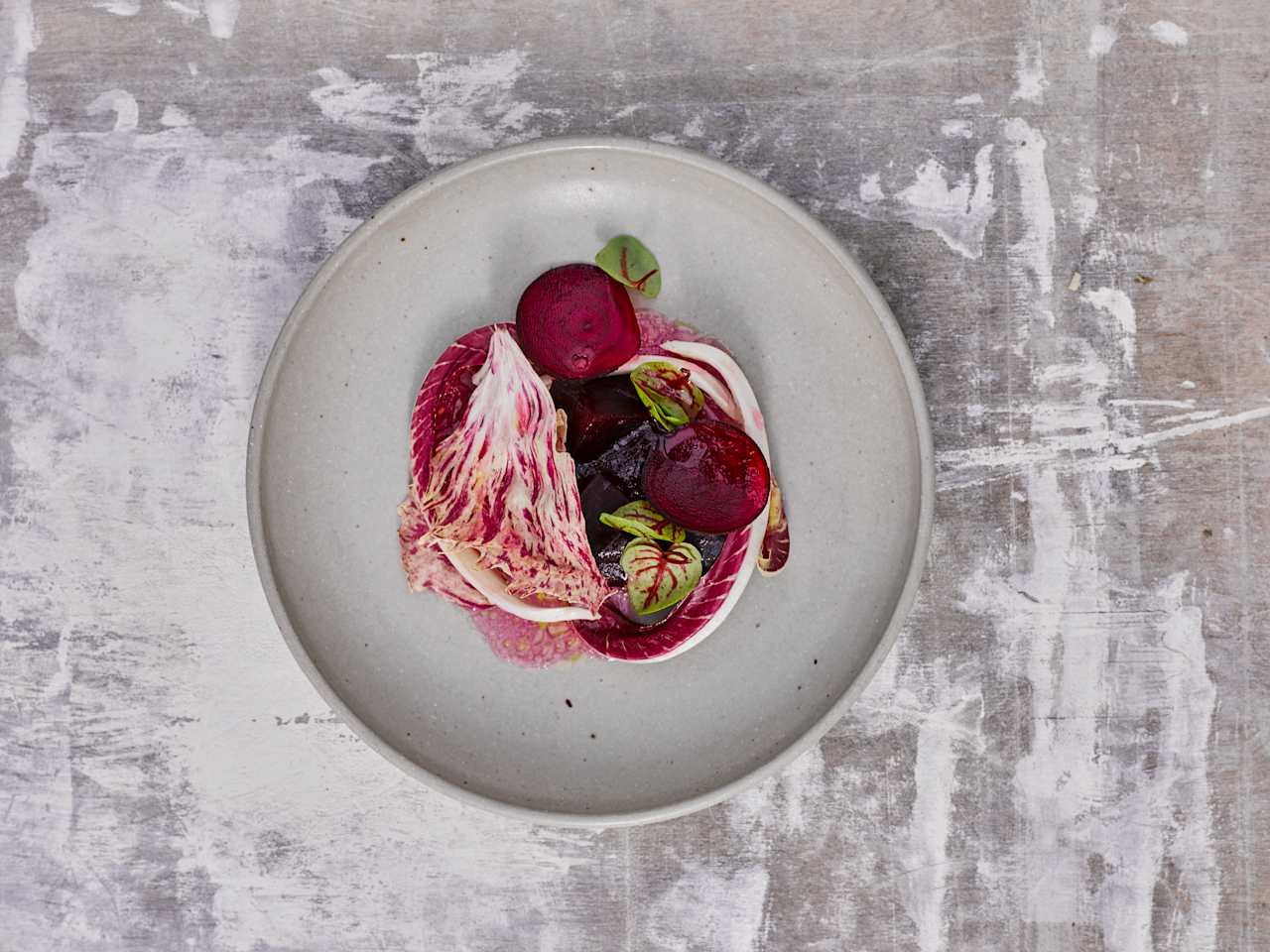 Ein Gericht mit rote Beete auf einem Teller