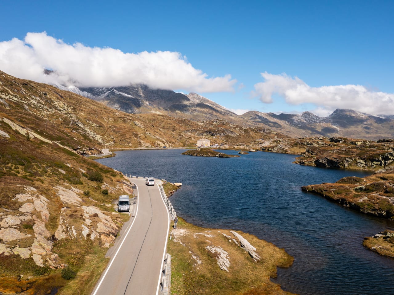 Der San Bernardino Pass entlang eines Sees in den Schweizer Alpen.