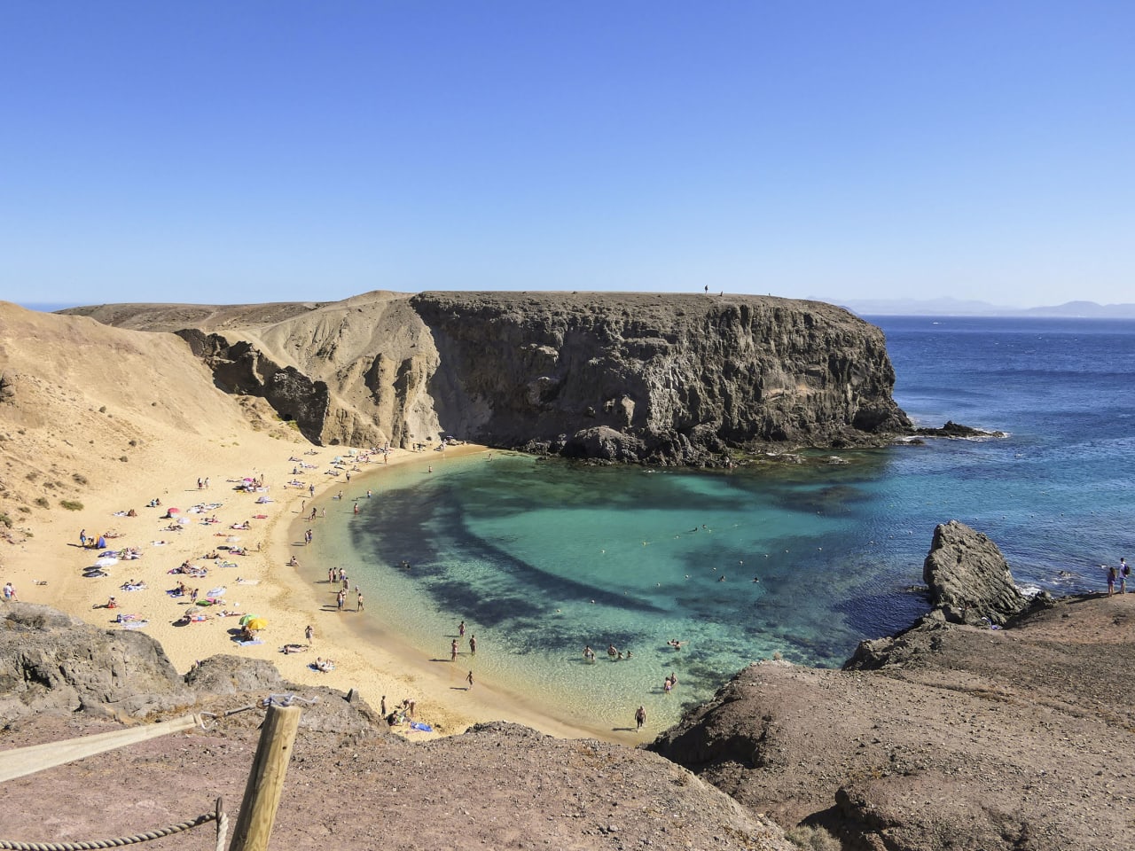 Die Playa del Papagayo auf Lanzarote liegt gut geschützt zwischen hohen Felsen © Joachim Negwer