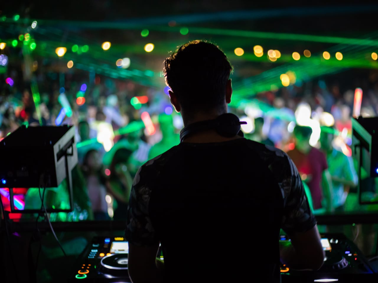DJ legt auf einer Party in der Türkei auf. © agrobacter/E+ via Getty Images