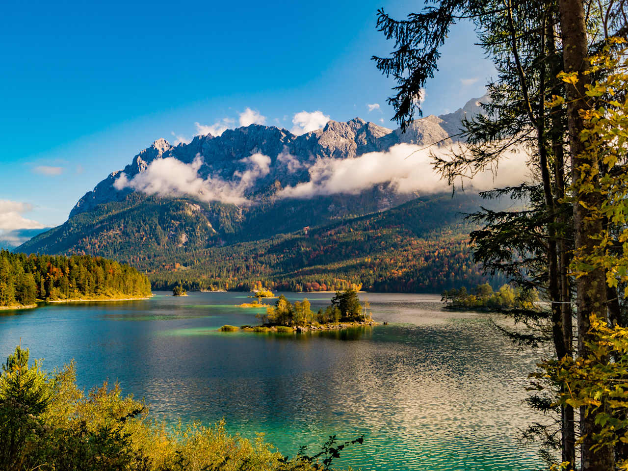 Eibsee mit Wettersteingebirge im Hintergrund.