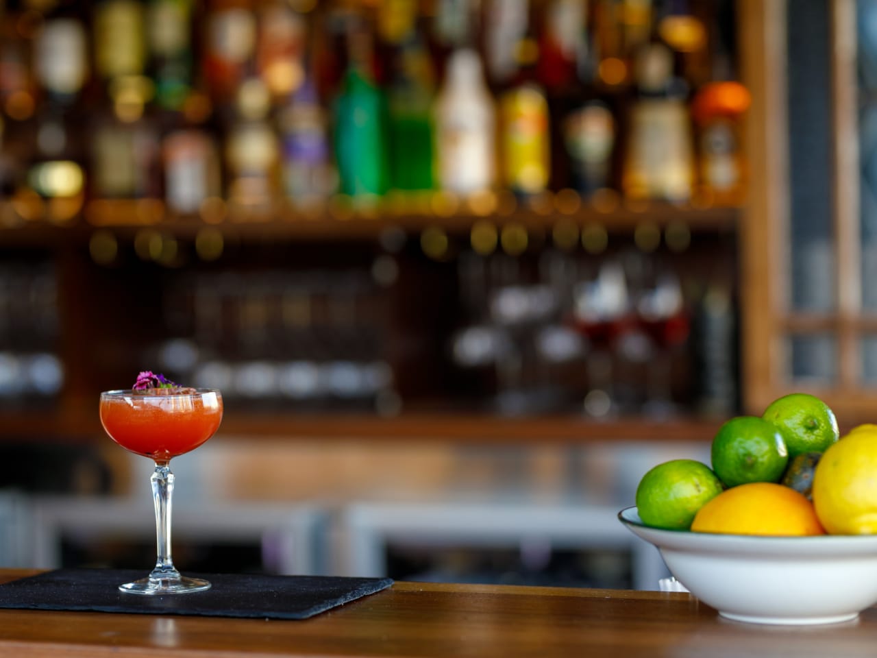 Ein Cocktail steht auf einer Bar. © Thurtell/iStock / Getty Images Plus via Getty Images