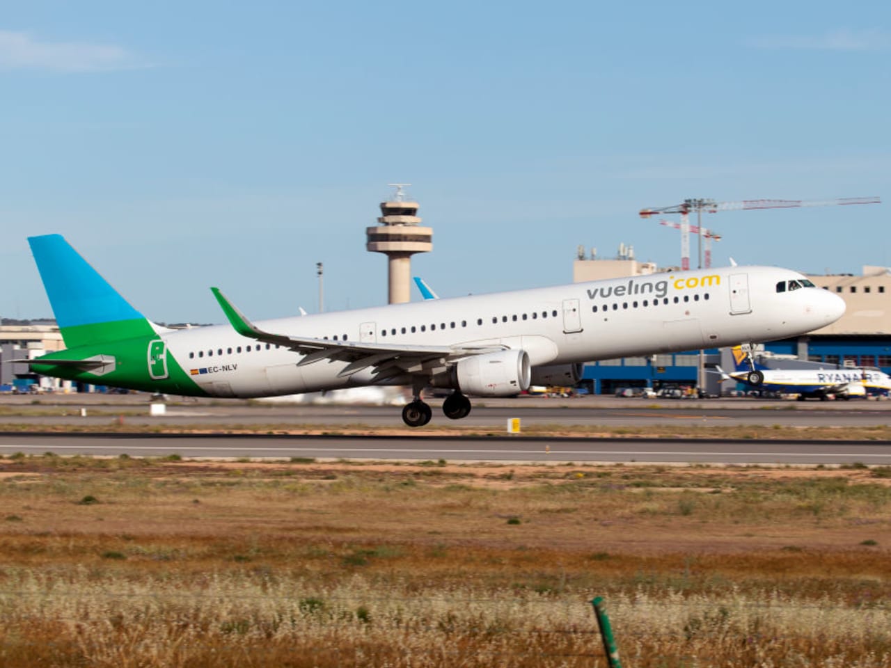Ein Flugzeug startet in Palma de Mallorca.