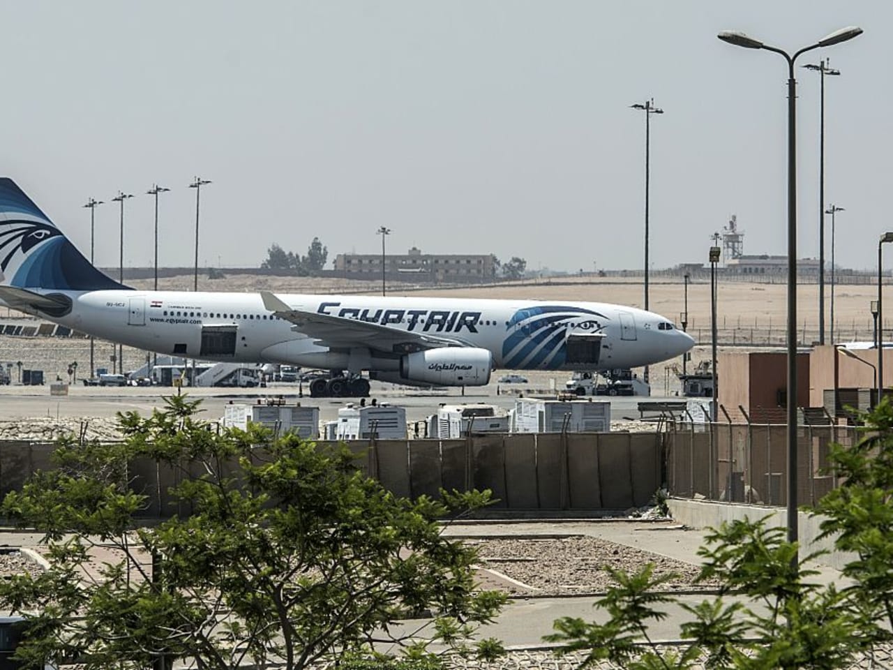Ein Flugzeug steht am Flughafen von Kairo, Ägypten.
