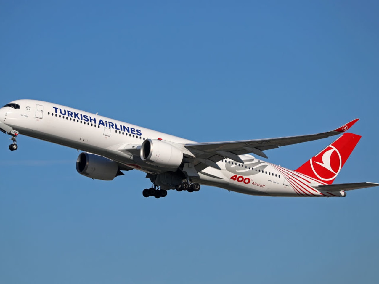 Ein Flugzeug von Turkish Airlines in der Luft.