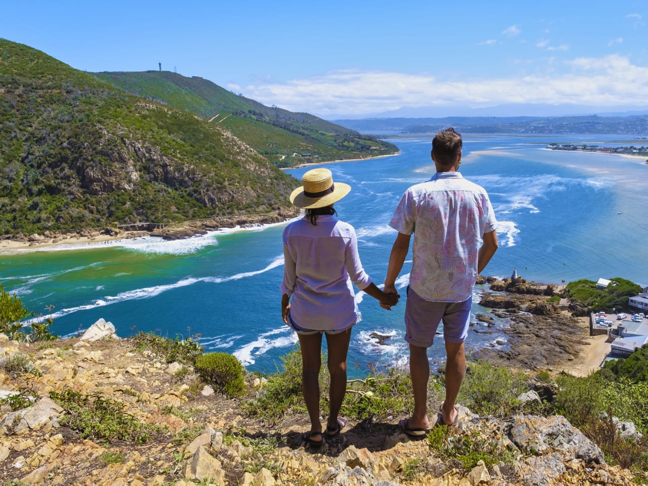 Ein Paar schaut von oben auf die Lagune von Knysna, Südafrika.