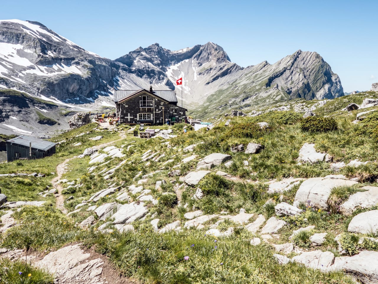 Eine Alphütte im Kanton Wallis, Schweiz © Markus Thoenen/iStock / Getty Images Plus via Getty Images