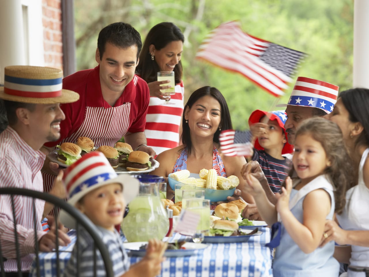 Eine Familie aus den USA isst gemeinsam.