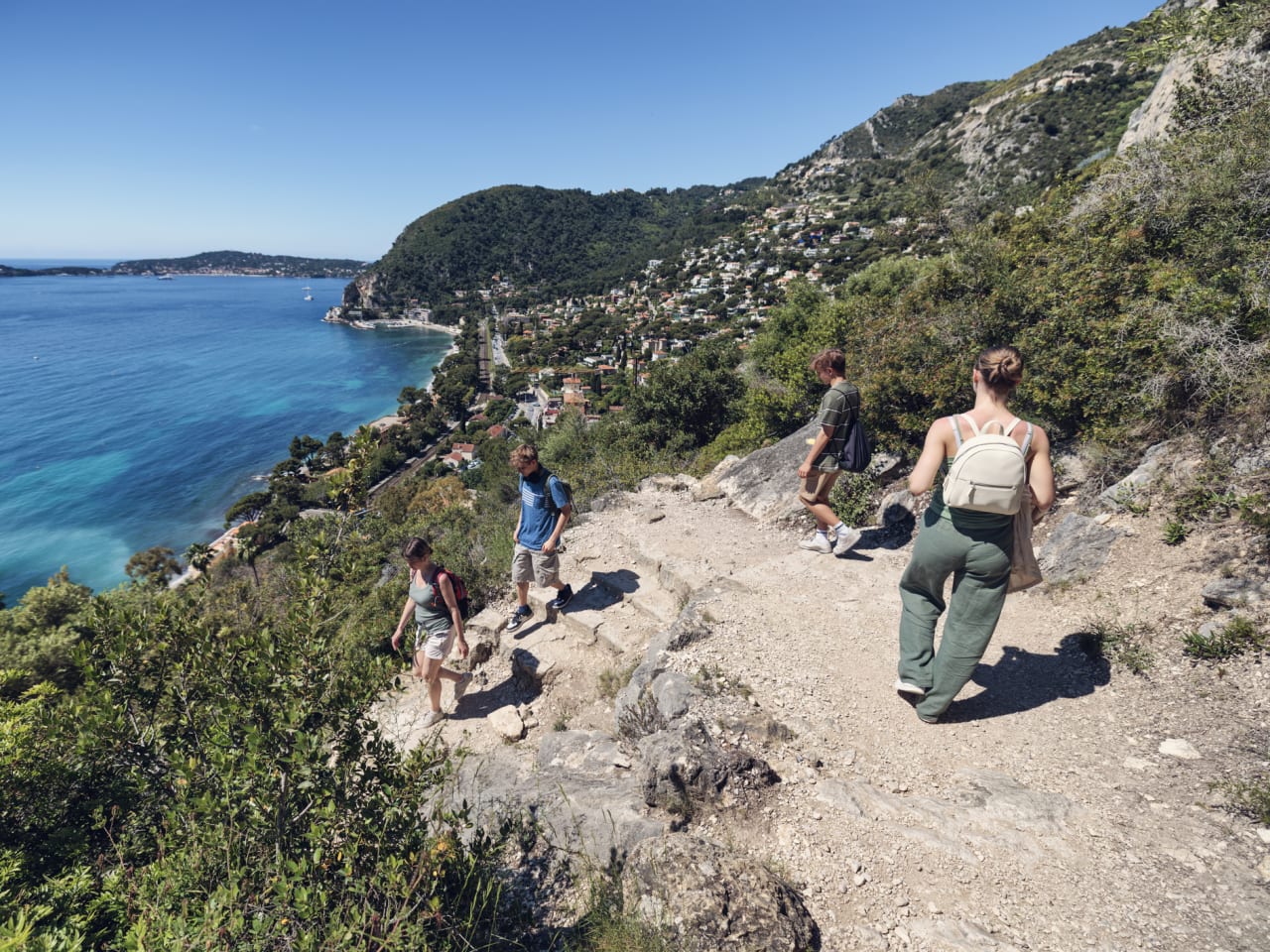 Eine Familie wandert an der Küste der Côte d’Azur, Frankreich.