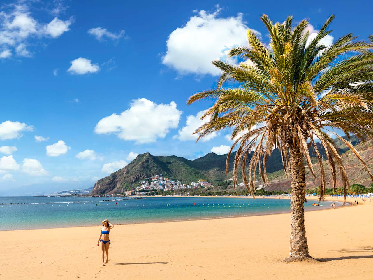 Eine Frau am Strand Las Teresitas, Teneriffa, Kanaren, Spanien
