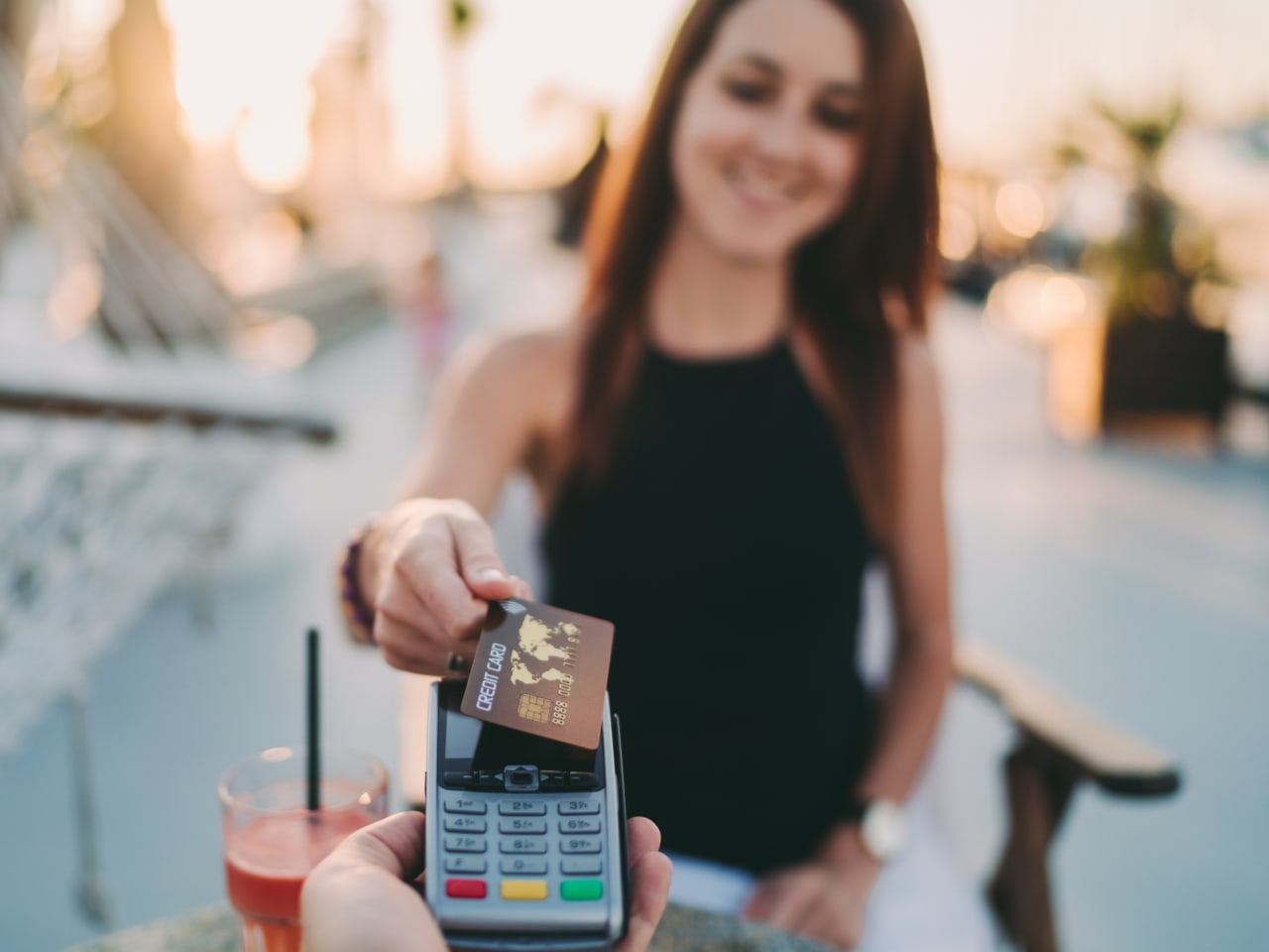 eine Frau bezahlt mit ihrer Kreditkarte. © martin-dm/iStock / Getty Images Plus via Getty Images