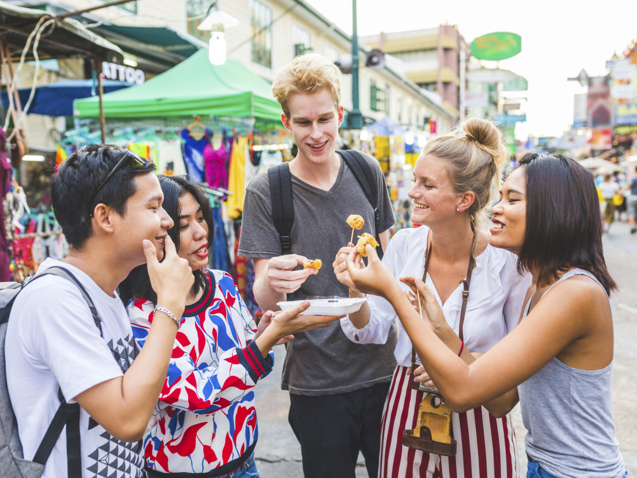 Eine Gruppe von Menschen isst Streetfood in Bangkok, Thailand.