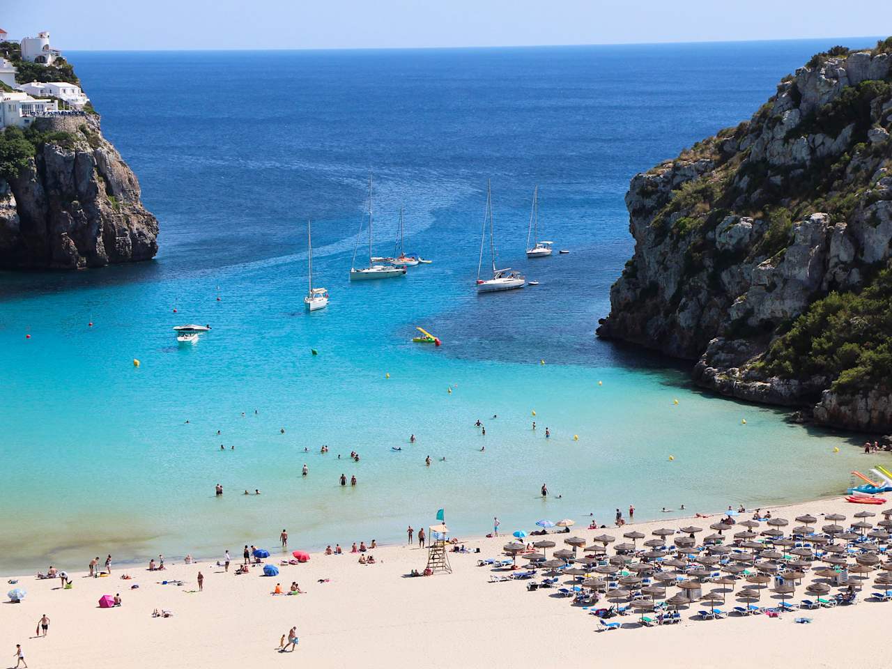 Eingerahmt von hohen Felsen, Cala en Porter ist ein Traumstrand. © Thomas Zwicker.