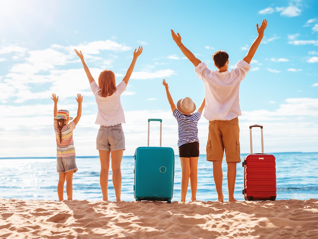 Erwachsene mit Kindern an einem Strand